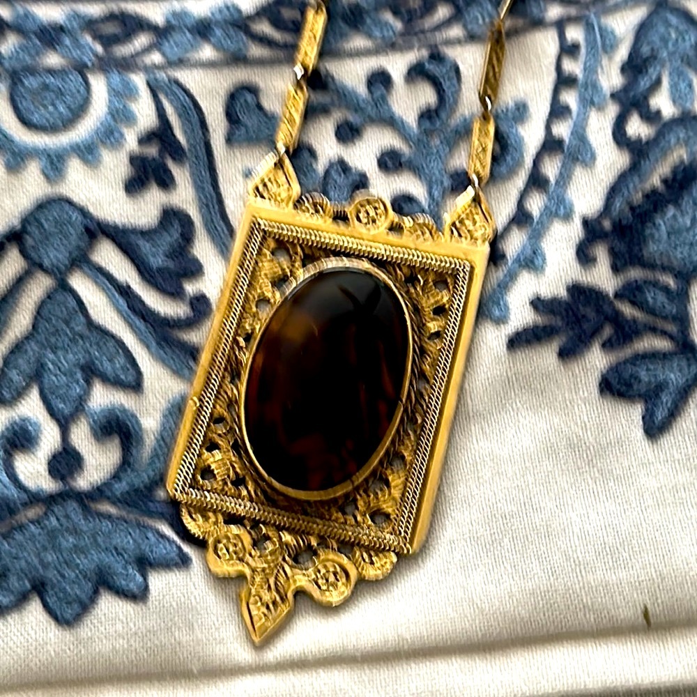 Gorgeous statement piece 40” framed large oval tortoise colored pendant - Picture 16 of 16